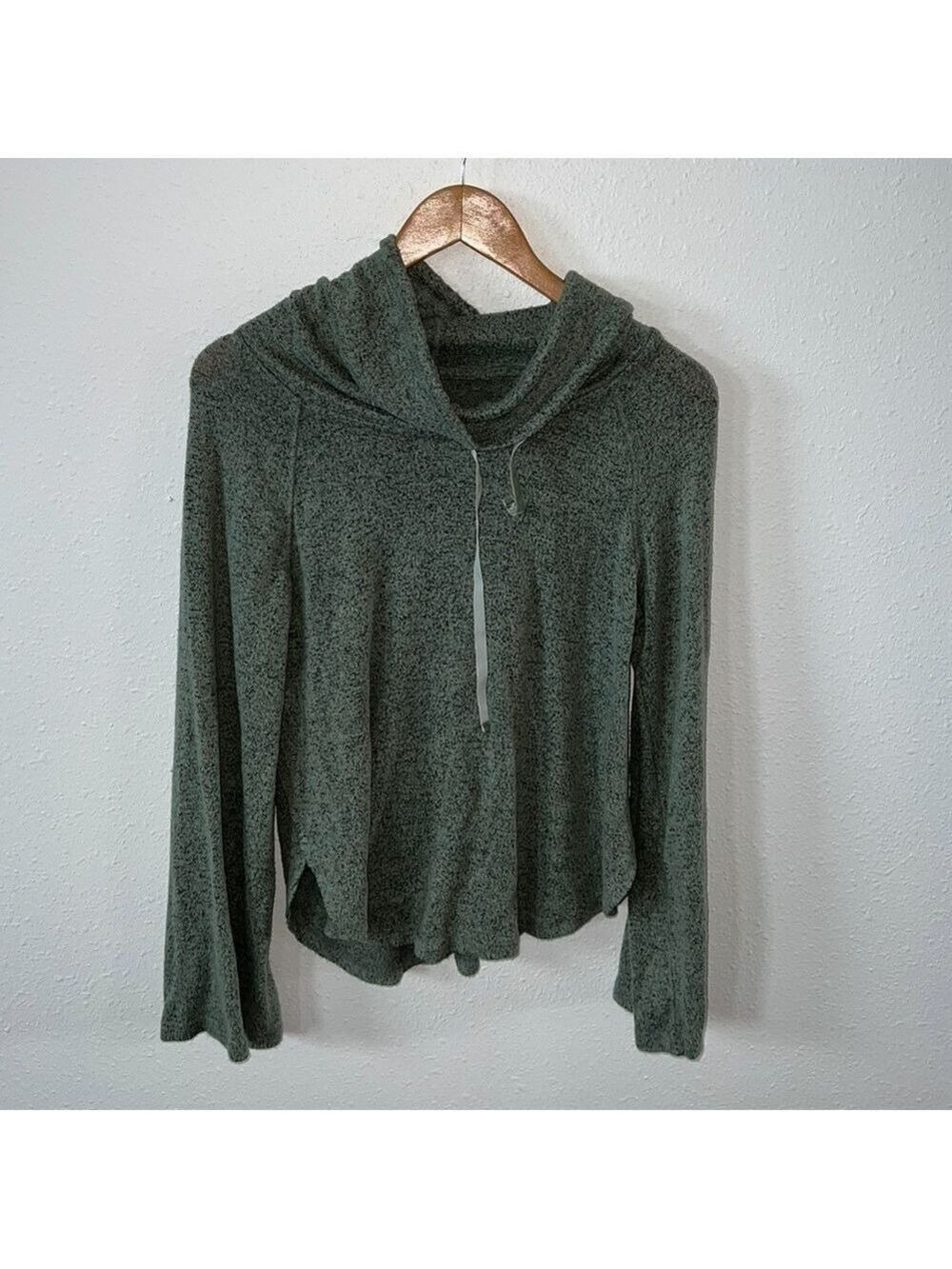 Gilligan & OMalley Size XS Green Cowl Neck Bell Sleeve Top Pullover NWOT